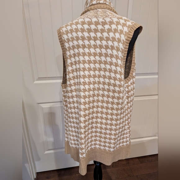 Chico's Beige and White Houndstooth Vest Cardigan - Picture 3 of 4